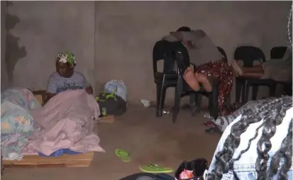  ?? Foto: O País ?? Familias obrigadas a dormir nas barracas criticam municipio de Maputo