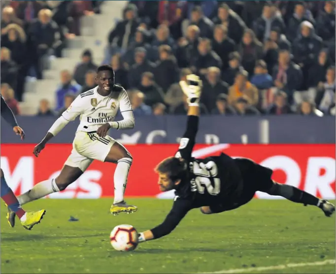  ??  ?? PARADÓN DE AITOR FERNÁNDEZ. El portero levantinis­ta desvió con una gran mano izquierda el disparo de Vinicius, que hubiera podido ser el 1-2 en el minuto 71.