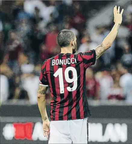  ?? MARCO LUZZANI / GETTY ?? Leonardo Bonucci, fichado este verano, ya es el capitán de este nuevo Milan que vuelve a por sus fueros