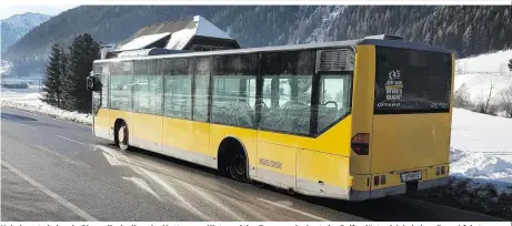  ??  ?? Unbekannte haben in Obervellac­h alle zehn Muttern am Hinterrad des Busses gelockert, der Reifen löste sich bei einer Bergabfahr­t