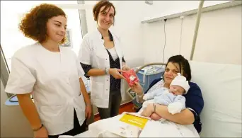  ?? (Photos Patrice Lapoirie) ?? Laetitia, orthophoni­ste à Nice, dans la chambre d’une jeune maman pour promouvoir le livre.