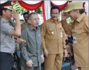  ?? ARIS IMAM/JAW APOS ?? SALAM: Bupati Sambari Halim (kanan) menghormat kepada Kapolres AKBP Boro Windu Danandito disaksikan oleh Ketua DPRD Abdul Hamid dan Wabup Moh. Qosim.