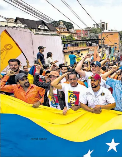  ??  ?? Exigen. Manifestan­tes opositores marchan en Los Teques (Venezuela). Varios diputados opositores del Parlamento venezolano, acompañado­s de cientos de ciudadanos, marcharon con destino a Ramo Verde.
