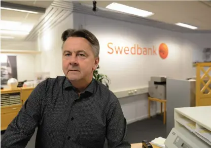  ?? Bild: PASI HAKOPURO ?? TILL ÄLVÄNGEN. Berth Karlsson, kontorsche­f på Swedbank i Lilla Edet, meddelar att kontoret flyttas till Älvängen. Därmed lägger banken ner en verksamhet som funnits i orten sedan 1860-talet.