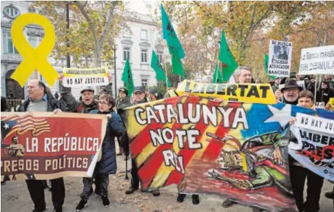  ?? EFE ?? Manifestac­ión independen­tista, ayer en Madrid, ante las puertas del Tribunal Supremo