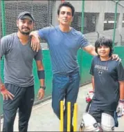  ??  ?? (From left) Coach Divesh Upadhyay with Sonu Sood and Ayaan