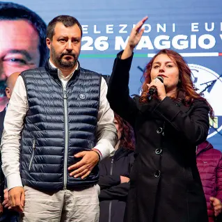  ??  ?? Susanna Ceccardi, candidata in pectore della Lega per la Regione, insieme a Matteo Salvini