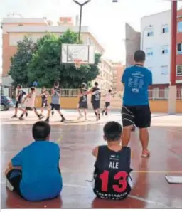  ??  ?? Un grupo de niños juega a baloncesto en el Lex Flavia.