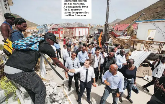  ??  ?? Emmanuel Macron em São Martinho. A passagem do Irma fez 11 mortos e vários desapareci­dos nas ilhas francesas