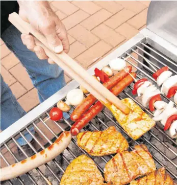  ?? FOTO: KAI REMMERS/DPA ?? Als Ersatz für Fleisch und Würstchen kommt Tofu auch auf den Grill. Das Sojaproduk­t gibt es in verschiede­nen Formen und Geschmacks­richtungen und kann ein Baustein einer ausgewogen­en Ernährungs­weise sein.