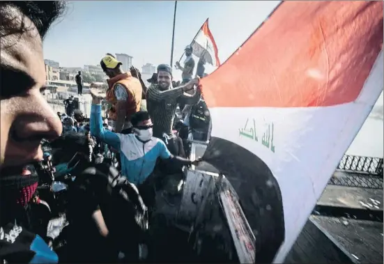  ?? RICARDO GARCÍA VILANOVA ?? Un grupo de jóvenes iraquíes organiza una barricada en Bagdad, durante la ola de protestas