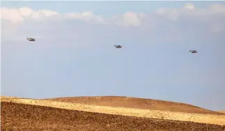  ?? Negev-woestijn. ?? Helikopter­s van de Israëlisch­e luchtmacht, zondag boven de