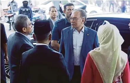 ?? (Foto Mohd Fadli Hamzah/bh) ?? Anwar bersama Ketua Setiausaha Negara, Tan Sri Shamsul Azri Abu Bakar (kiri) selepas majlis Perjumpaan Perdana Menteri bersama Warga Jabatan Perdana Menteri di Putrajaya, semalam.