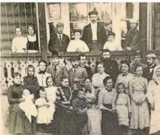  ?? FOTOS: FAMILIE MOLL ?? Gut Newedomsko­je: Versammlun­g der ganzen Familie auf der Veranda des Guthauses 1901.