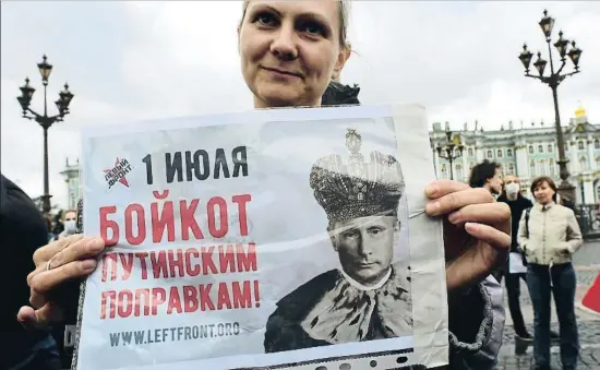  ?? OLGA MALTSEVA / AFP ?? Una mujer muestra un cartel que dice “Boicot a las enmiendas de Putin”, ayer junto al Hermitage de San Petersburg­o.