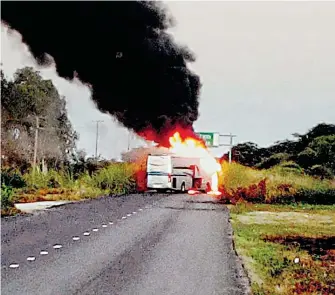  ?? /ISAAC CASTILLO/EL SOL DE ACAPULCO ?? La quema de autobuses y el bloqueo sucedió en la carretera AcapulcoZi­huatanejo, en el municipio de Petatlán