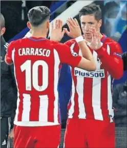  ??  ?? COMPAÑEROS. Torres sale por Carrasco. Podrían irse al Dalian.