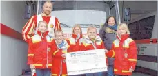  ?? FOTO: SFZ ?? Manuel Kinzelmann vom Seehasen-Fanfarenzu­g und Melanie Pfeifer mit der Jugendgrup­pe des Roten Kreuzes, die 500 Euro für das Kinderhosp­iz St. Nikolaus gesammelt hat.