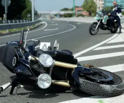  ??  ?? L’incidente La moto su cui viaggiava Vittorio Ramponi colpito da uno pneumatico