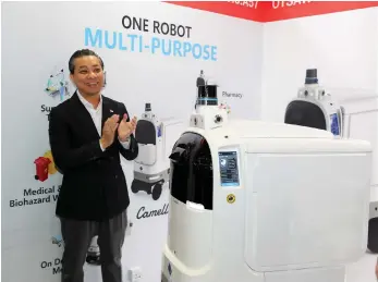  ?? Pawan Singh / The National ?? Ling Ting Ming, Otsaw founder, with a robot at Arab Health 2024 in Dubai