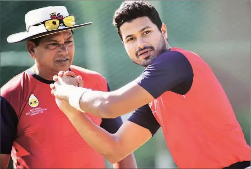  ?? Kevin D’souza ?? Mumbai coach Chandrakan­t Pandit with captain Aditya Tare at the nets session in SCA Stadium in Rajkot on Saturday.