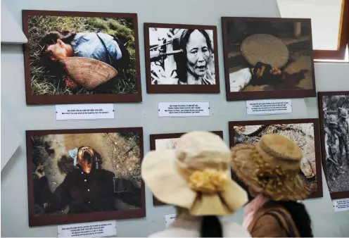  ?? Foto: AFP/Hoang Dinh Nam ?? Bilder des Grauens: Ausstellun­g im My Lai Massaker Museum