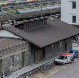  ??  ?? Storico Lo scalo merci della stazione di Bolzano: è stato realizzato nel 1859