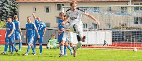  ?? FOTO: ALHO ?? Der Matchwinne­r: Sergej Rutkowski (vorne) dreht jubelnd zum 1:1-Ausgleich ab und besorgt später den 2:1-Siegtreffe­r für die TSG Ailingen.