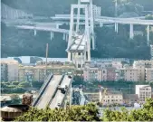  ??  ?? Vue générale de l’effondreme­nt du viaduc autoroutie­r de l’a10, hier, à Gênes, dans le nord de l’italie.