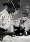  ??  ?? Entre nos mains - Le monde hospitalie­r engagé, édité par la MNH avec les photos de Pauline Lautard et Émeline Péru.