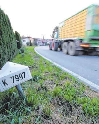  ?? FOTO: OLAF WINKLER ?? Die Erlenstraß­e im Achberger Ortsteil Esseratswe­iler ist eine Kreisstraß­e. Ein Gehweg in Richtung Ortsmitte fehlt in diesem Bereich.