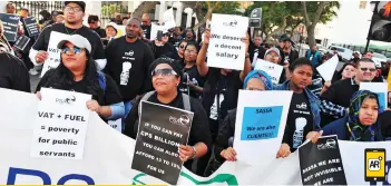  ?? PICTURE CINDY WAXA / AFRICAN NEWS AGENCY /ANA ?? PROTEST: Sassa workers marched to Parliament to demand better working conditions, and danger pay.