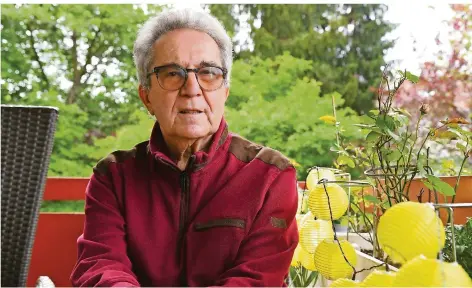  ?? FOTO: BECKER & BREDEL ?? Walter Keßler auf seinem Balkon in Dudweiler. Der 77-Jährige ist der Erfinder der Seniorenfi­tnesstage im Regionalve­rband.