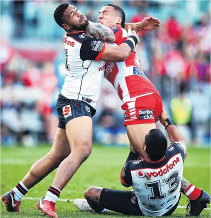  ?? PHOTO: GETTY IMAGES ?? Dragons backrower Tyson Frizell is tackled by Warriors forwards Sam Lisone and Adam Blair during their NRL match in Wollongong on Saturday.