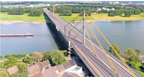  ?? FOTO: DPA ?? Vollsperru­ngen der Rheinbrück­e Neuenkamp sollen durch die LKW-Wiegeanlag­en überflüssi­g werden.