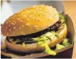  ?? FOTO: EMIL HELMS/IMAGO ?? Big Mac von McDonald's: Die FastFood-Kette betreibt 1448 Filialen in Deutschlan­d.