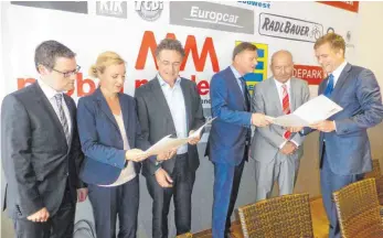  ?? FOTO: LUDGER MÖLLERS ?? Diese Partner arbeiten künftig zusammen: Frank Meng (von links) und Bianka Janssen von Edeka-Südwest, Thomas Böttner von „Radl Bauer“, Thomas Röther vom Modepark Röther sowie Michael und Gerhard Mahler vom Möbelhaus Mahler.