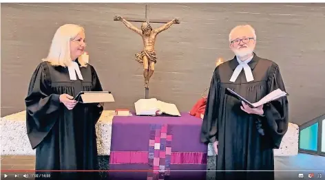  ?? FOTO: SCREENSHOT ?? Pfarrerin Susanne Pundt-Forst und ihr Kollege Wilfried Pahlke zeichnen jetzt ihre Gottesdien­ste auf und laden sie auf Youtube hoch.
