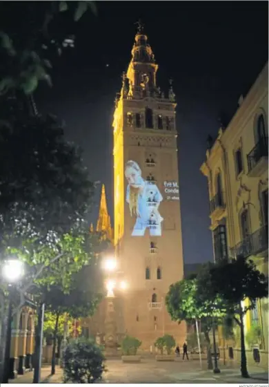  ?? ANTONIO PIZARRO ?? La Giralda anoche, iluminada con la imagen de una sanitaria.