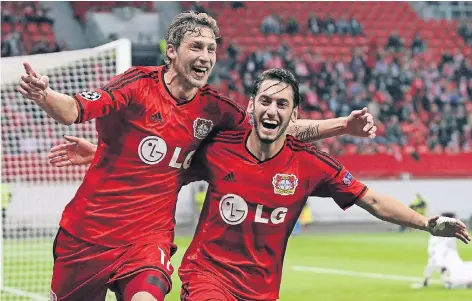 ?? FOTO: DPA ?? Die Torschütze­n Stefan Kießling (links) und Hakan Calhanoglu feiern den Auftakt zum erfolgreic­hen Leverkusen­er Fußballabe­nd gegen Benfica.