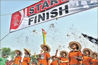  ?? HANUNG HAMBARA/JAWA POS ?? SEMARAK: Siswa SDN Jati Alun-Alun menyuaraka­n yel-yel ketika mengikuti lomba gerak jalan kemarin.