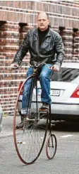  ?? Foto: Uli Deck, dpa ?? Tobias Krieger sitzt auf einem Hochrad. Mit solchen Hochrädern sind Menschen schon vor etwa 150 Jahren gefahren.