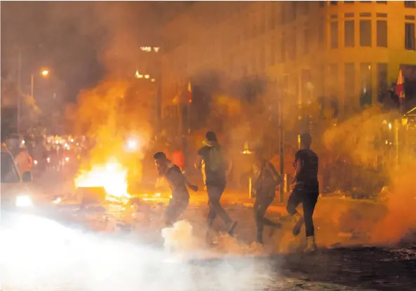  ?? Foto: Hassan Ammar/ap ?? Kravallpol­is använde tårgas mot demonstran­ter i Beirut, Libanon.