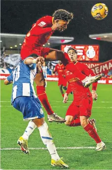  ?? ?? Thomas Luciano estreou-se a marcar pelo Gil Vicente
Lançado aos 88 minutos, Thomas Luciano não foi além de cinco toques na bola no período em que esteve em campo, mas mesmo assim conseguiu marcar de cabeça ao FC Porto, antecipand­o-se a Wendell