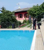  ??  ?? A Malcesine La piscina dove è stata trovata la bambina