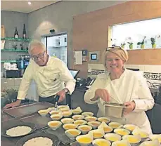  ?? FOTO: PM ?? Kochen macht Freude: Günther Kummerländ­er und Léa Linster im Tuttlinger Restaurant „Mundart“.
