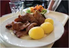  ??  ?? En klassiker som välstekt fläsk med löksås och kokt potatis behärskar Björbäcks restaurang till fullo.