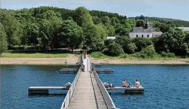  ?? Foto: Gerry Huberty / LW-Archiv ?? Sprünge von der Fußgängerb­rücke in den See sind streng verboten. Doch diese Vorschrift findet kaum Beachtung.