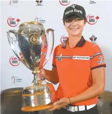  ?? Courtesy of SEMA ?? Park Sung-hyun poses with the trophy after winning the 2017 Canadian Pacific Women’s Open, in Ottawa, Aug. 27.