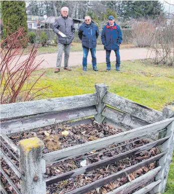  ?? FOTO: FRANK CZILWA ?? Komposthau­fen gehören in den meisten Parzellen der Kleingarte­nanlage in Aldingen. Im Hintergrun­d Helmut Geiger, Michael Adam und Nikolaus Wahl (von links) aus dem Vorstand der Gartenfreu­nde Aldingen.